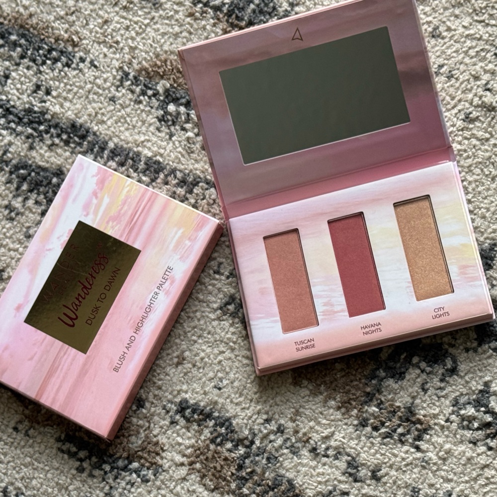 Wander Beauty- Wanderess Dust to Dawn
Blush + Highlighter Palette